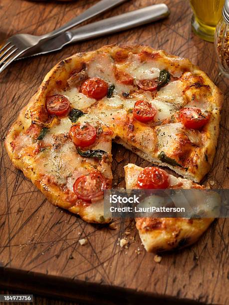 Pizza Margherita - zdjęcia stockowe i więcej obrazów Bazylia - Bazylia, Bez ludzi, Chudy
