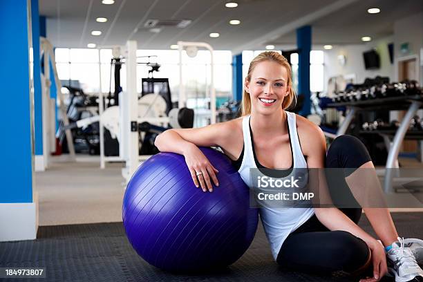 Schnitt Jungen Trainer Im Fitnessclub Stockfoto und mehr Bilder von Athlet - Athlet, Attraktive Frau, Ausbilder