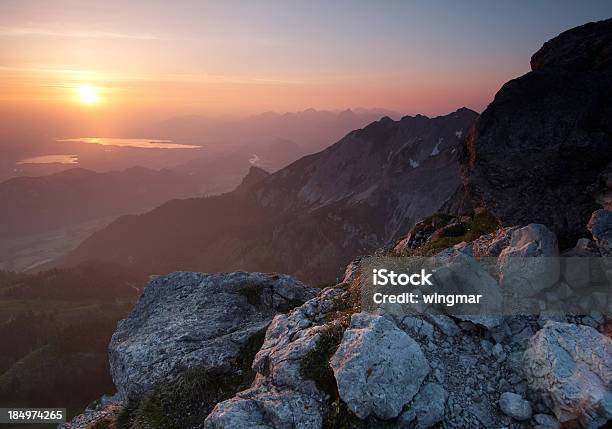 Photo libre de droit de Purple Coucher De Soleil Sur Le Mont Aggenstein banque d'images et plus d'images libres de droit de Vallée - Vallée, A l'abandon, Admirer le paysage