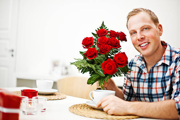 человек с розы на дому - dining table flash стоковые фото и изображения