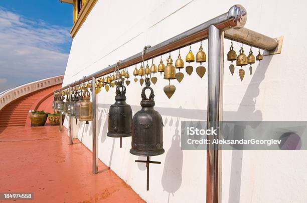 Campane Bronzo Nel Montaggio Doro Bangkok Tailandia - Fotografie stock e altre immagini di Amore