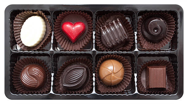 bombons de chocolate (traçado de recorte! - valentines day candy chocolate candy heart shape imagens e fotografias de stock