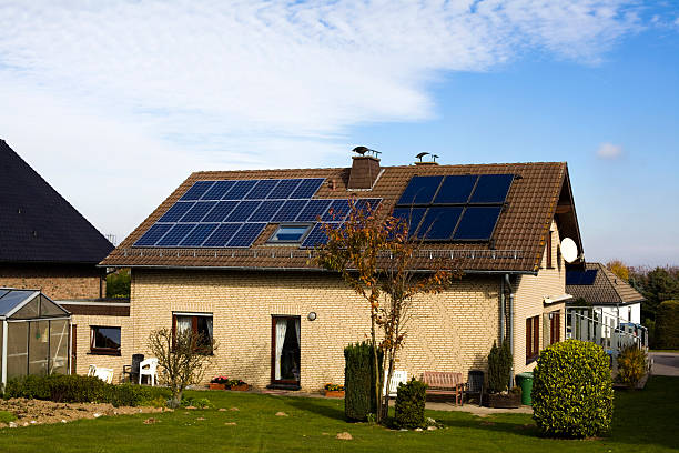 casa con paneles solares en el eifel - eos5d fotografías e imágenes de stock