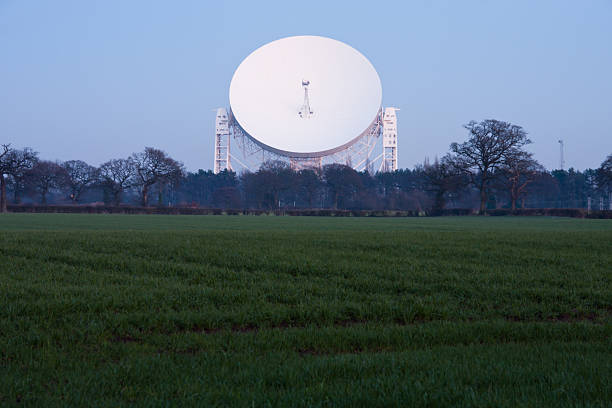 lovell radiotélescope, observatoire de jodrell bank - jodrell bank radio telescope dish cheshire astronomy telescope observatory photos et images de collection