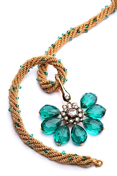 semi-precioso verde gema y cuarzo pendants en golden strin - necklace jewelry bead isolated fotografías e imágenes de stock