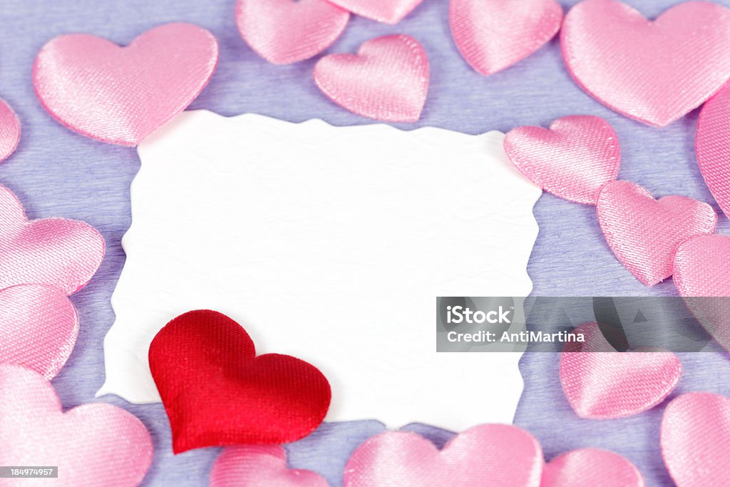 バレンタインデーのハートのカードを、コピースペース - アウトフォーカスのロイヤリティフリーストックフォト
