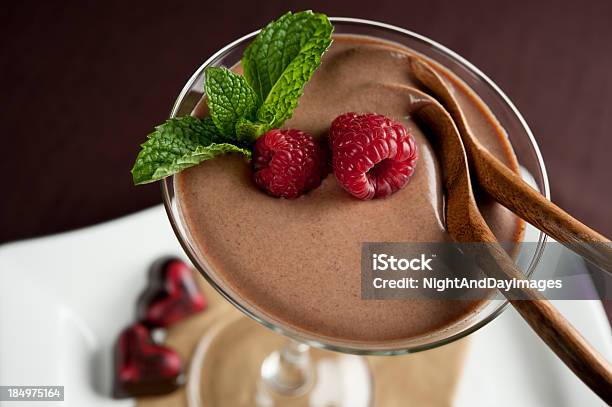 Photo libre de droit de Dessert Au Chocolat Pour Deux Personnes banque d'images et plus d'images libres de droit de Chocolat - Chocolat, Crème anglaise, Crème bavaroise