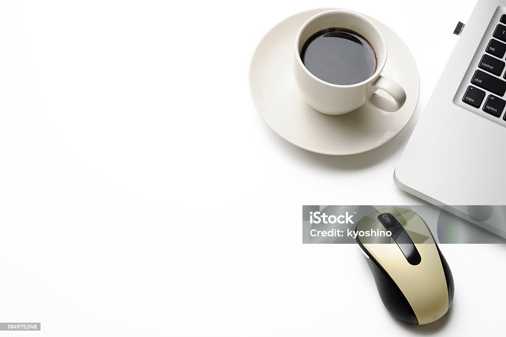 Isolé Photo d'un ordinateur portable avec une tasse de café sur fond blanc - Photo de Café - Boisson libre de droits