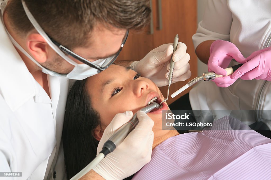 Presso il dentista-Tool per dente - Foto stock royalty-free di Accudire