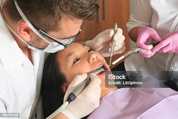 Presso Il Dentistatool Per Dente - Fotografie stock e altre immagini di Accudire - Accudire, Adolescente, Adulto