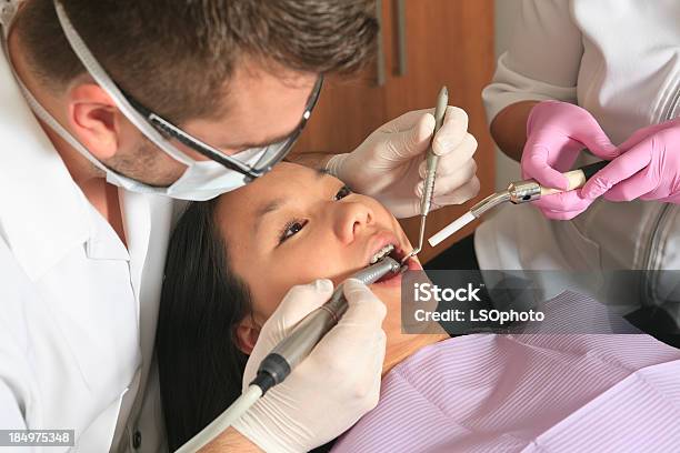 Foto de No Dentista Com Instrumento De Dente e mais fotos de stock de Adolescente - Adolescente, Adulto, Aparelho ortodôntico