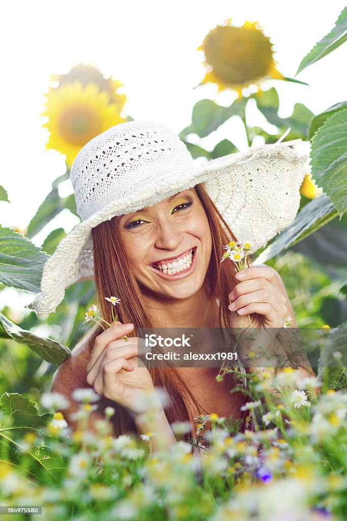 Surpresa Sorriso aberto de engraçado Jovem mulher segurando Margaridas - Foto de stock de 20 Anos royalty-free