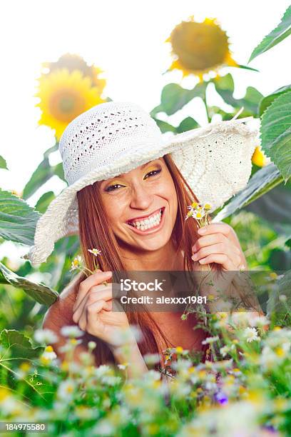 Surpreendido Sorriso Aberto De Engraçado Jovem Mulher Segurando As Margaridas - Fotografias de stock e mais imagens de 20-29 Anos
