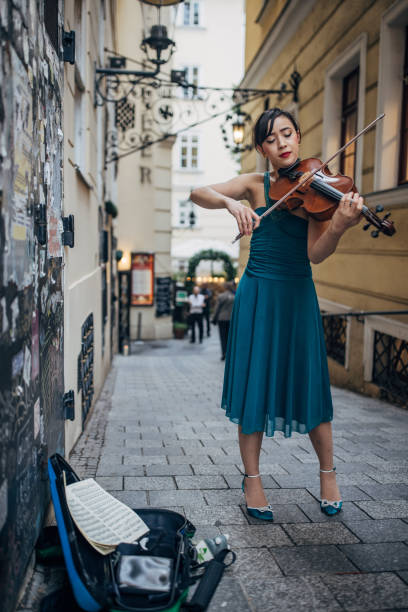 violinista tocando el violín en la calle - vienna street musician music musician fotografías e imágenes de stock