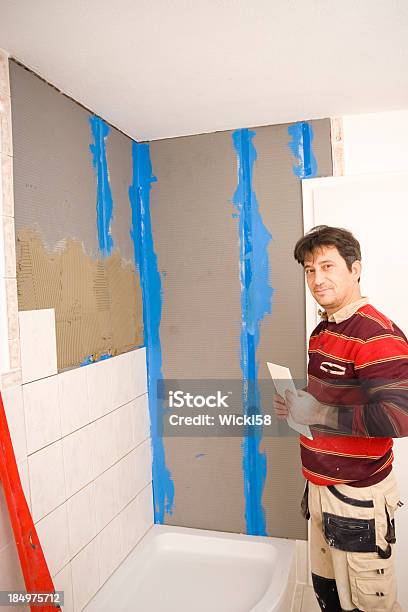 Azulejador Em Uma Casa De Banho - Fotografias de stock e mais imagens de Isolador - Isolador, Instalar, Papel-pluma