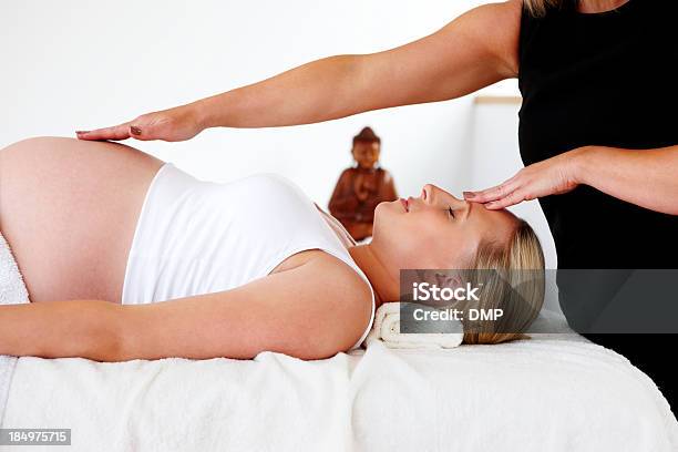 Photo libre de droit de Massage Thérapeutique Sur Femme Enceinte Au Centre De Bienêtre banque d'images et plus d'images libres de droit de Masser
