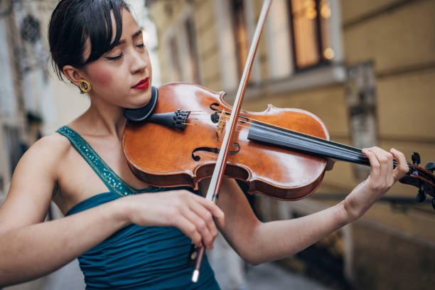 violinista tocando el violín en la calle - vienna street musician music musician fotografías e imágenes de stock