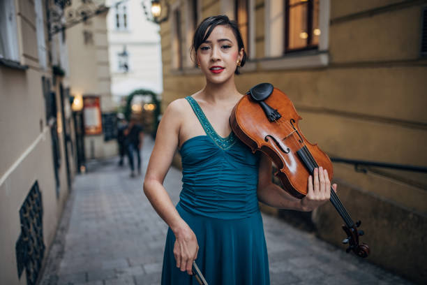 belle violoniste de femme - vienna street musician music musician photos et images de collection