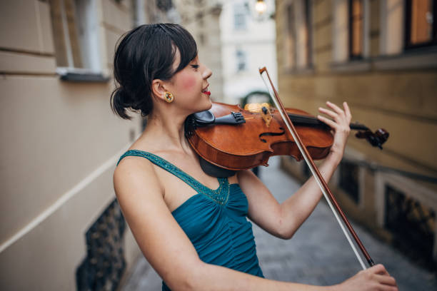 violinista tocando el violín en la calle - vienna street musician music musician fotografías e imágenes de stock