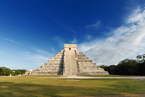 las pirámides mayas - chichen itza mayan mexico steps fotografías e imágenes de stock