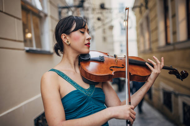 violinista tocando el violín en la calle - vienna street musician music musician fotografías e imágenes de stock