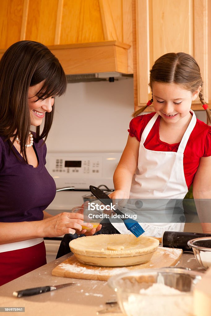 Heureuse mère et fille faire Tarte aux cerises dans la cuisine - Photo de 25-29 ans libre de droits