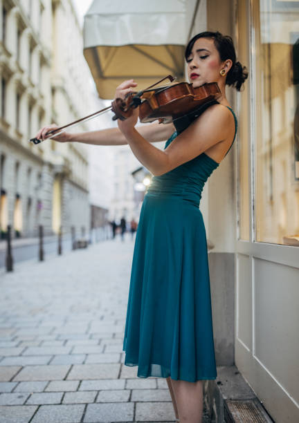 hermosa violinista músico callejero - vienna street musician music musician fotografías e imágenes de stock