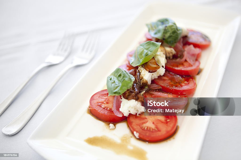 Tomaten, Basilikum & mozzarella-Salat Hauptgericht - Lizenzfrei Balsamico Stock-Foto