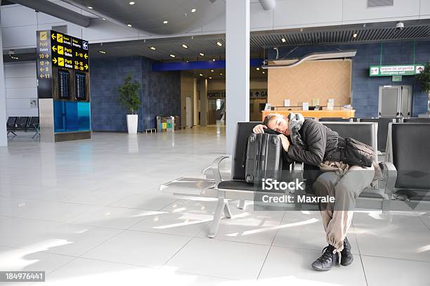 Foto de Cansado De Passageiro e mais fotos de stock de Aeroporto - Aeroporto, Dormindo, Pessoas