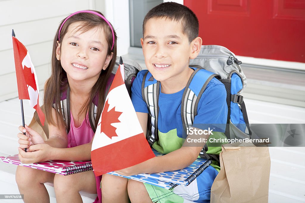 Rodzeństwo student Trzymając Flaga Kanady - Zbiór zdjęć royalty-free (Dziecko)