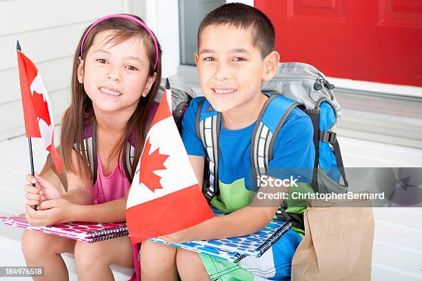 Rodzeństwo Student Trzymając Flaga Kanady - zdjęcia stockowe i więcej obrazów Dziecko - Dziecko, Dzień Kanady, Flaga Kanady