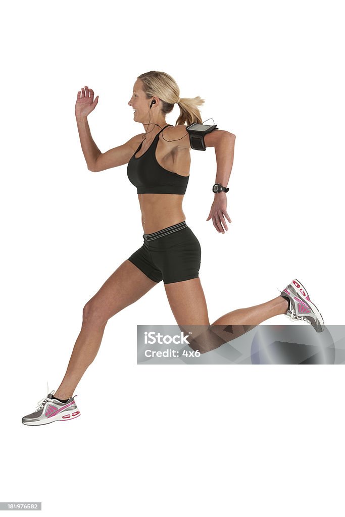 Mulher correndo com MP3 player fixado em seu braço - Foto de stock de 20 Anos royalty-free