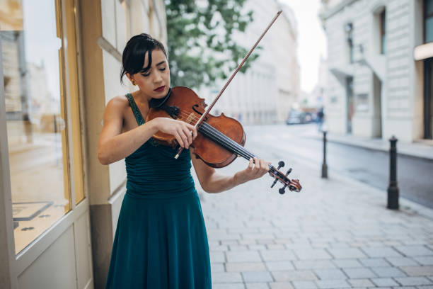 belle violoniste musicienne de rue - vienna street musician music musician photos et images de collection