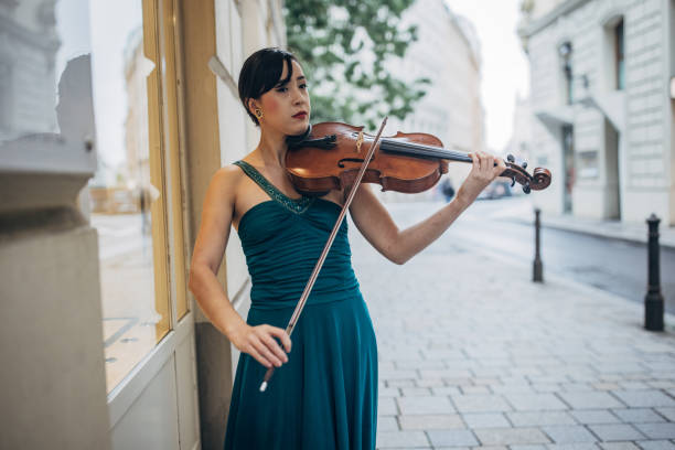 belle violoniste musicienne de rue - vienna street musician music musician photos et images de collection