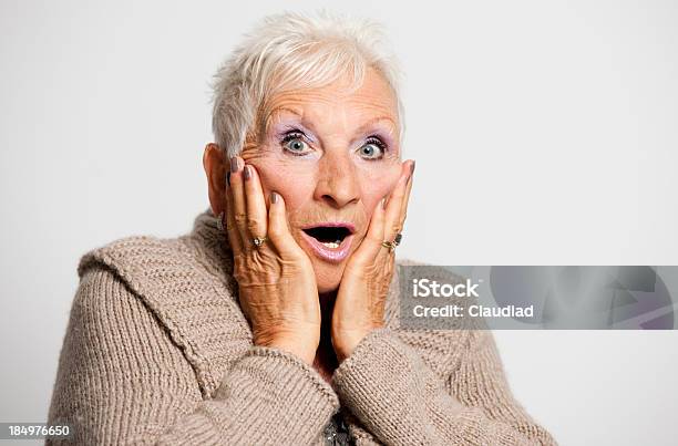 Espantado Mulher Idosa - Fotografias de stock e mais imagens de 65-69 anos - 65-69 anos, 70 anos, Adulto