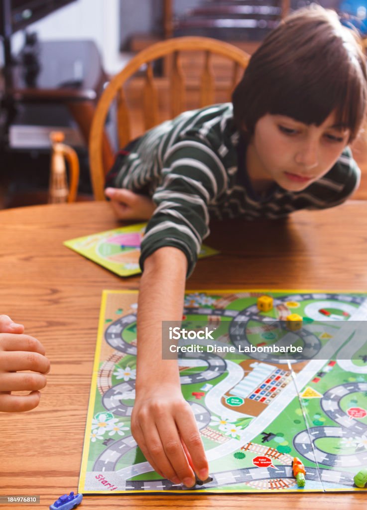 Boy spielen ein Brettspiel - Lizenzfrei Brettspiel Stock-Foto