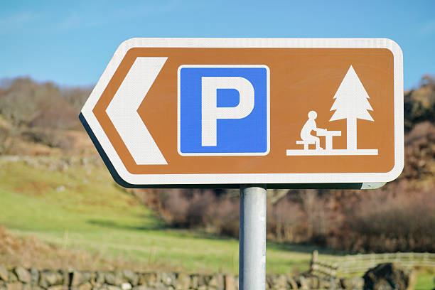placa de ponto de piquenique no reino unido - parking sign letter p road sign sign - fotografias e filmes do acervo