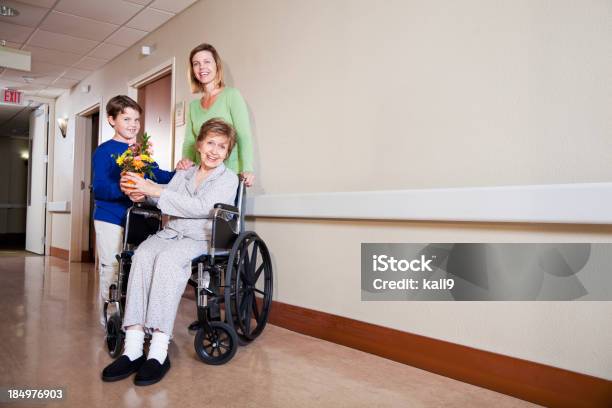 Família A Visitar Idosos Mulher No Hospital - Fotografias de stock e mais imagens de 30-39 Anos - 30-39 Anos, 8-9 Anos, Adulto