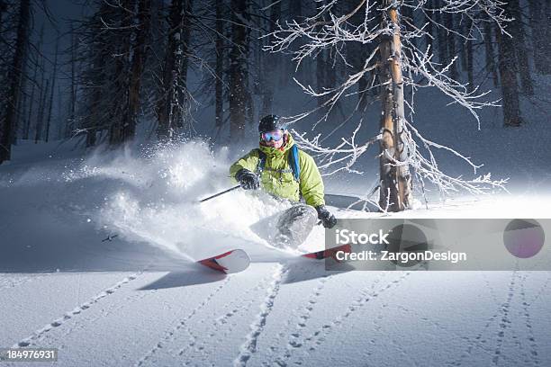 パウダーのスキー - エクストリームスポーツのストックフォトや画像を多数ご用意 - エクストリームスポーツ, カナダ, スキー