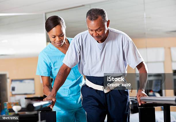 치료 환자 하고 보행 교육 물리치료에 대한 스톡 사진 및 기타 이미지 - 물리치료, 회복, 걷기