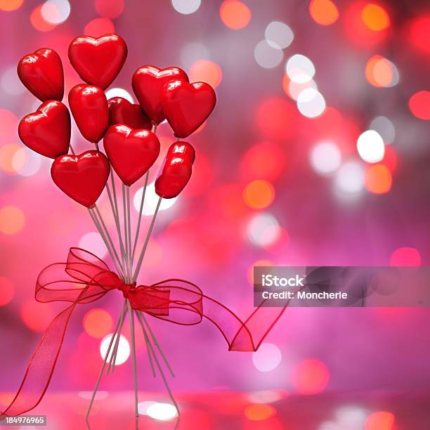 Cuori Su Sfondo Rosso Illuminato - Fotografie stock e altre immagini di Amore - Amore, Assenza, Bouquet