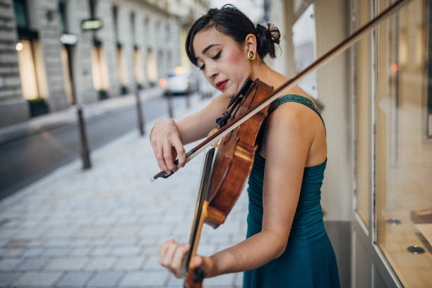 hermosa violinista músico callejero - vienna street musician music musician fotografías e imágenes de stock