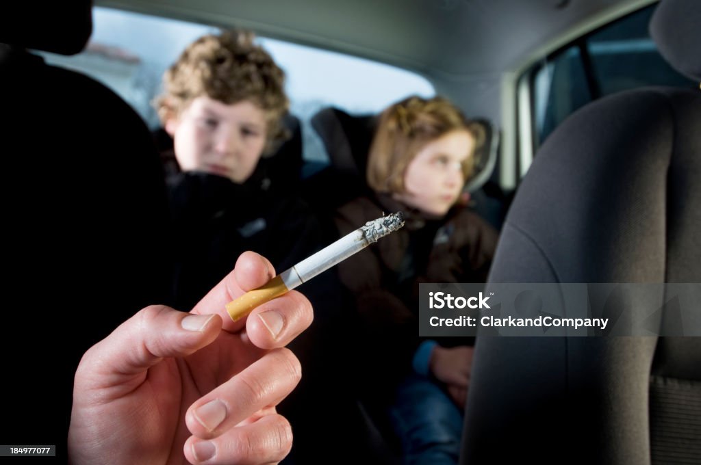 Junge Kinder unter den Auswirkungen des Passivrauchens im Auto - Lizenzfrei Passivrauchen Stock-Foto