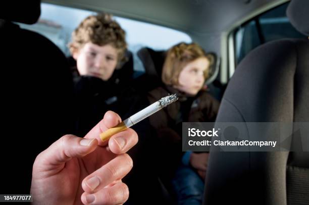 Junge Kinder Unter Den Auswirkungen Des Passivrauchens Im Auto Stockfoto und mehr Bilder von Passivrauchen