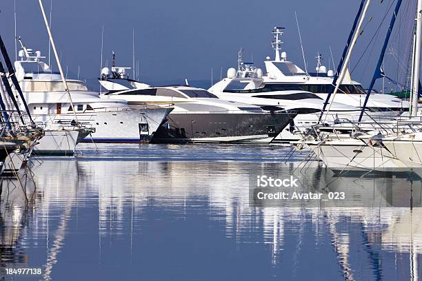 Bianco Yacht Di Lusso - Fotografie stock e altre immagini di Acqua - Acqua, Acque calme, Ambientazione esterna