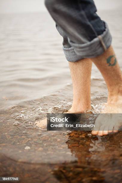 Passeggiata Rilassante Nellacqua Primo Piano - Fotografie stock e altre immagini di Acqua - Acqua, Adulto, Ambientazione esterna