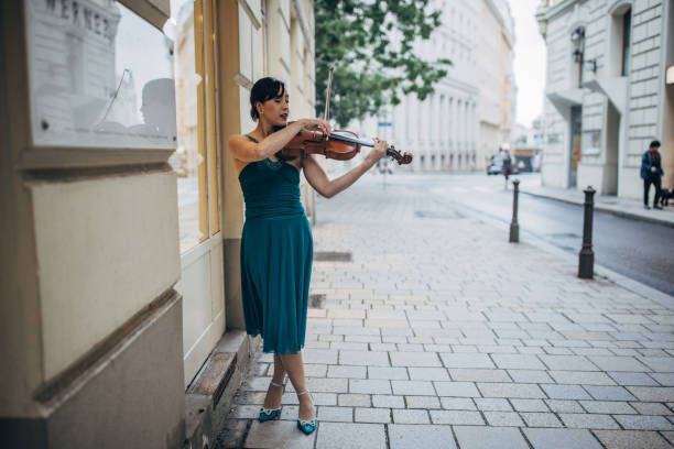 hermosa violinista músico callejero - vienna street musician music musician fotografías e imágenes de stock