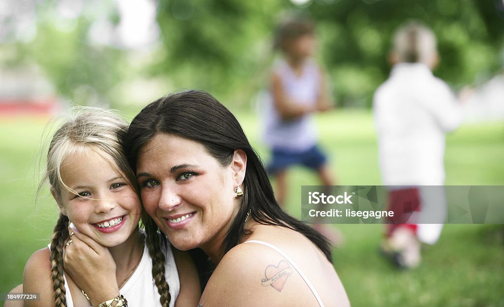 Mãe e filha - Foto de stock de Abraçar royalty-free