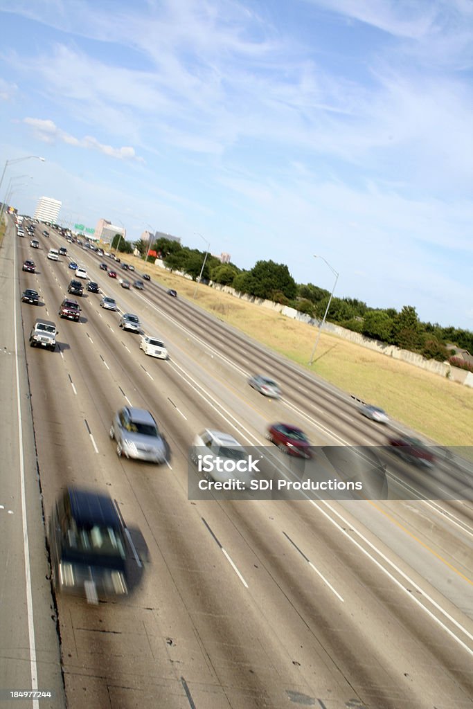 Транспортных средств, ускоряя темп на шоссе в течение дня - Стоковые фото Техас роялти-фри