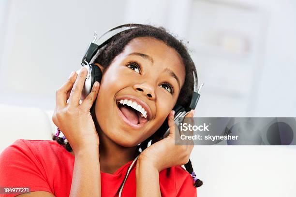 Niña Escuchando La Música Foto de stock y más banco de imágenes de Cantante - Cantante, Niñas, Mirar hacia arriba